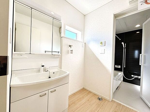 ◎室内洗濯機置場◎3面鏡キャビネット付シャワードレッサー