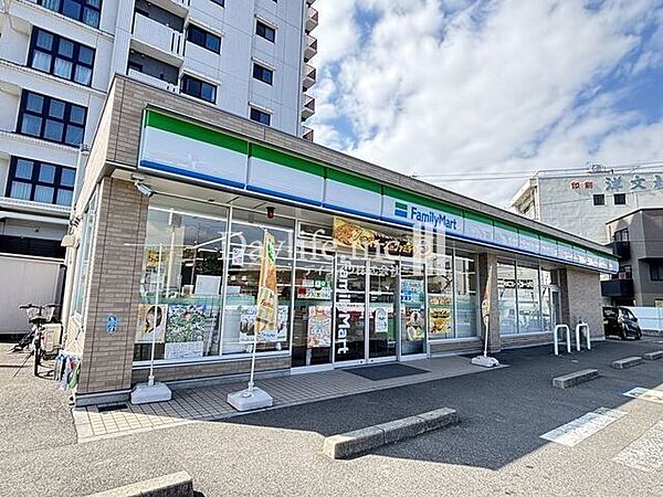 ファミリーマート 岐阜長良橋西店 600m