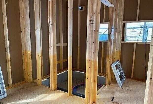 ■白アリ対策■地盤面から1m以内にある木部は、白アリの食害防止と、木材の腐食防止のため、薬剤を塗布・または散布。薬剤には色の付いたものや透明なものがあり、人体に害の無いものを使用。