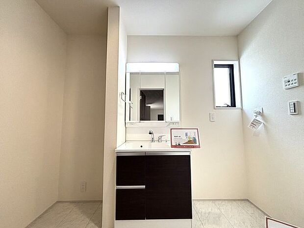 ◎三面鏡キャビネット◎シャワードレッサー◎室内洗濯機置き場◎床下収納