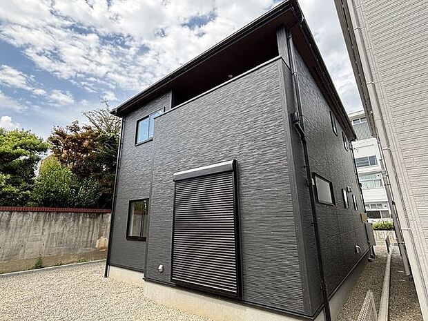 ◎シャッター雨戸＊小学校まで徒歩約5分！お子様の登下校に安心の立地です。