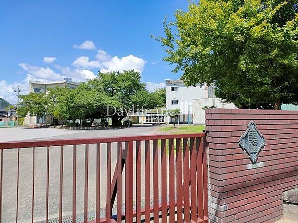 岐阜市立黒野小学校 900m