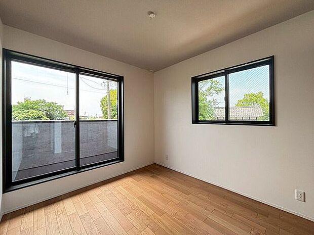 バルコニーに面した明るい洋室！自然光が入る温かみのある洋室は快適な時間を過ごせそうです！