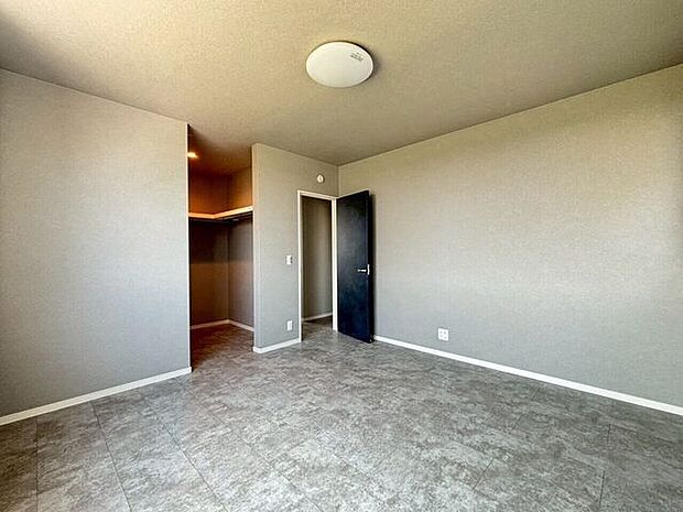 大容量WIC!洋服や荷物をすっきりと収納可能!家族が増えても安心ですね♪