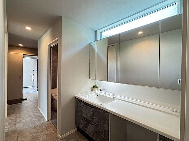 シューズクロークからまっすぐ進むと大きな洗面台があります。