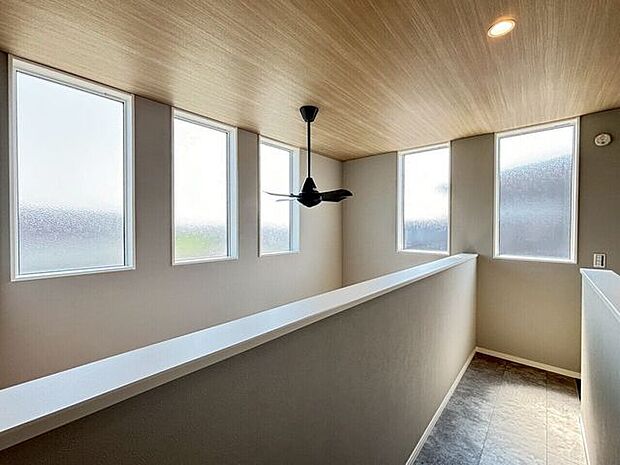 シーリングファンもあり吹抜けの空調効率を解決します。