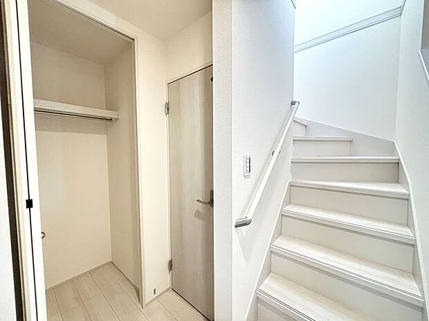 ◎階段手すり◎1F 廊下収納