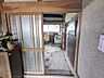 室内：玄関ホール（土間部分）からキッチン方向を見た写真です