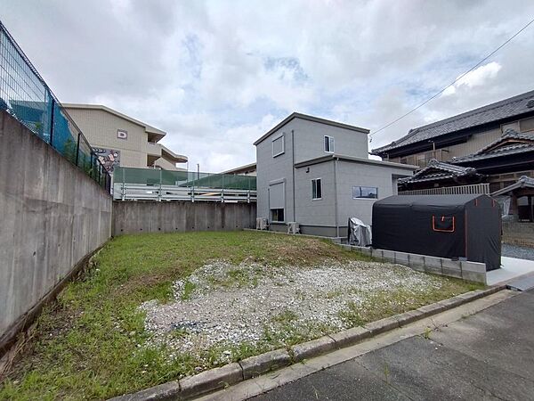 前面道路から物件を撮影