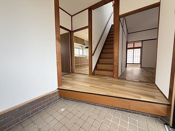 【玄関】ゆとりある玄関は靴の脱ぎ履きがスムーズ♪※リフォーム後の写真です（2026年6月撮影）