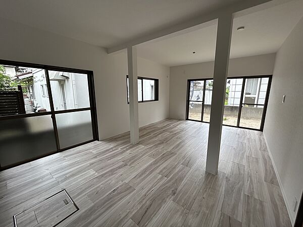 【リビング】大きな窓で、お部屋が明るく温かな雰囲気に♪※リフォーム後写真です※2026年6月撮影