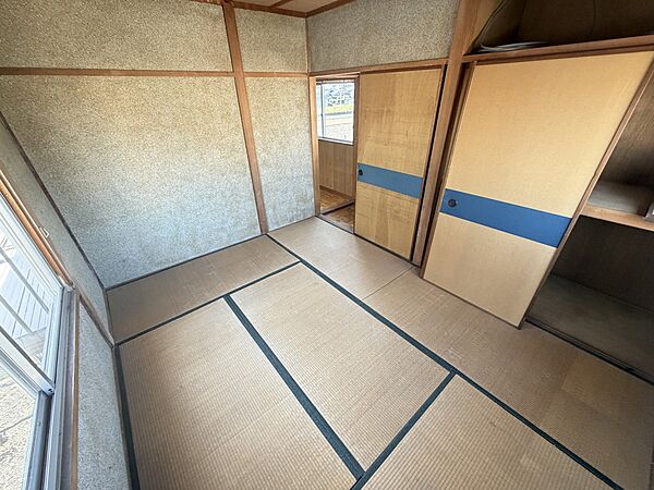 【2F和室】畳は表替え予定、壁紙もきれいに変わります♪※リフォーム中の写真（2026年6月撮影）