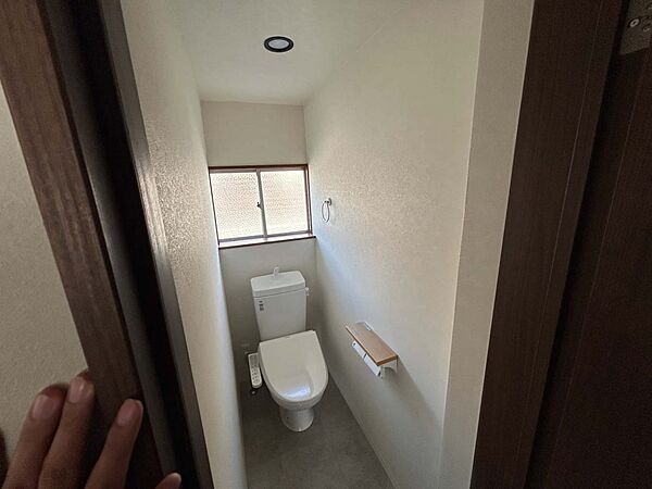 【トイレ】窓付きで換気もスムーズなトイレ※リフォーム前の写真です※2026年3月撮影