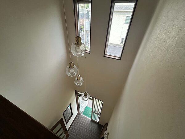 【玄関】開放感あふれる吹抜け玄関！明るい光が差し込む温かな住まい♪※2026年6月撮影