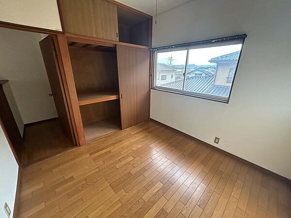 【2階洋室】収納付きで広く使える洋室です♪書斎や趣味の部屋にもピッタリ♪※2026年6月撮影