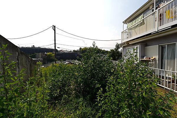 南西・北西角地×高台の心地よさ。最寄り駅まで徒歩12分、閑静な住宅地に広がる現状更地。
