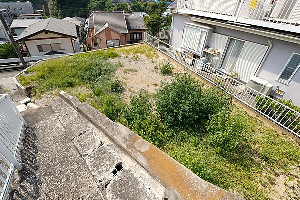 閑静な住宅地に位置する高台の角地。見晴らし良好で心地よい風が抜ける更地。駅徒歩12分。