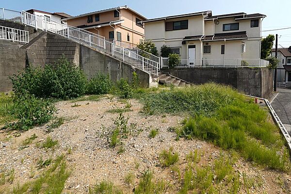 緑豊かな閑静な住宅地。開放感ある南西・北西角地＆高台の見晴らしを堪能。駅徒歩12分の更地。