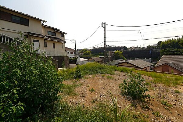 最寄り駅まで徒歩12分！見晴らしの良い高台に位置する閑静な住宅地。南西・北西角地の更地。