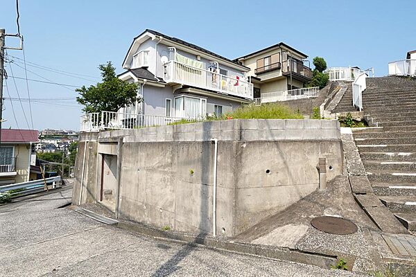 南西・北西角地で日当たり・通風良好！高台の景観が魅力の閑静な住宅地。現状更地・駅徒歩12分。