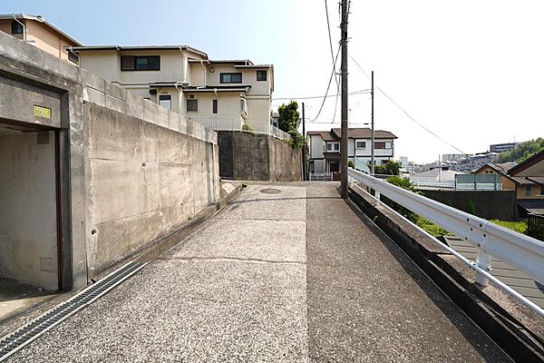 前面道路は交通量が少なめで、お子様のお出かけや車の入庫もスムーズに行える安心の住環境。