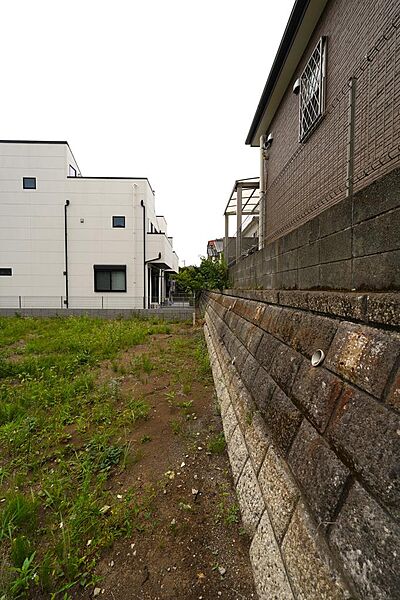 隣家との適度な離れを確保。室内へ心地よい自然光と風を届けます。