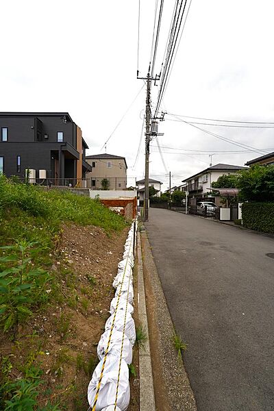 ゆとりの前面道路約6.5ｍ。荷物の積み下ろしも余裕をもって行えます。