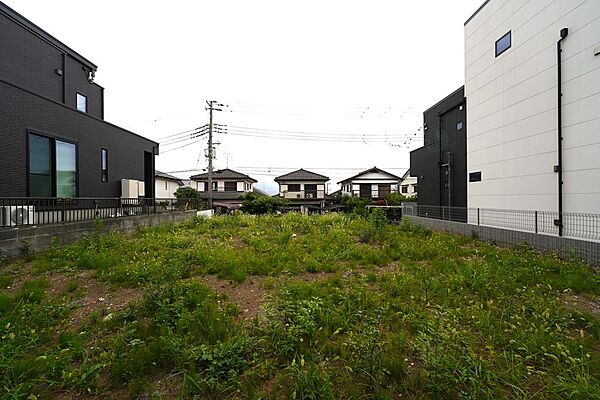徒歩9分で駅にアクセスできる利便性と、落ち着いた分譲地ならではの住環境が魅力。