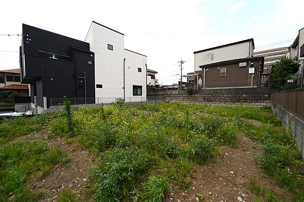 256m2を超える広々とした現地。現況更地のため日当たりや境界の確認もスムーズです。
