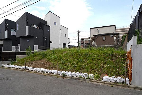 周辺は車通りが少ない穏やかな環境。小学校までの通学路も安心感のある街並みです。