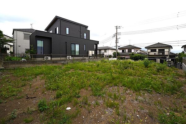 高層の建物が周囲にないため、陽当りや風通りに恵まれた開放感あふれる住環境です。