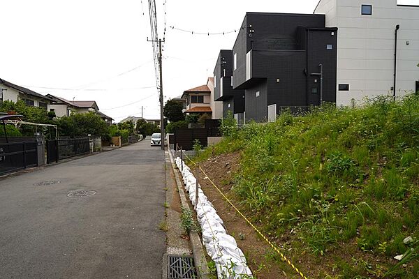 前面道路は幅員約6.5ｍとゆとりがあり、毎日の車の出し入れやすれ違いもスムーズです。
