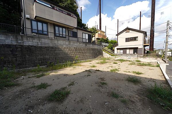 第一種低層住居専用地域内の落ち着いたエリア。大きな建物がなく空が広く見える開放的なロケーション。