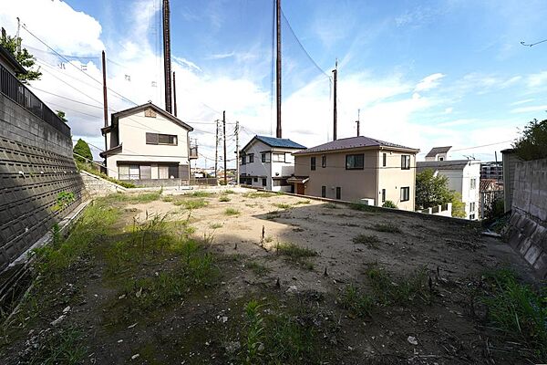 周囲に高層建築物がなく良好な住環境が保たれたエリア。陽当りや圧迫感のなさを実感できる立地です。