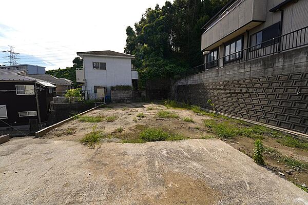 落ち着いた街並みが広がる閑静な住宅街。交通量が少なく小さなお子様がいるご家庭も安心です。