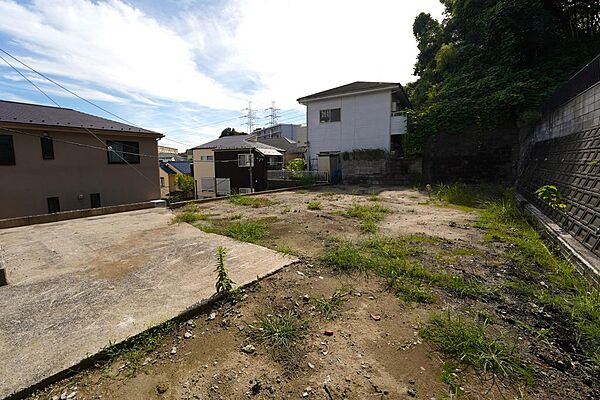 緑豊かな自然が身近に感じられるロケーション。目に優しい景観が心身を癒やす心地よい環境です。