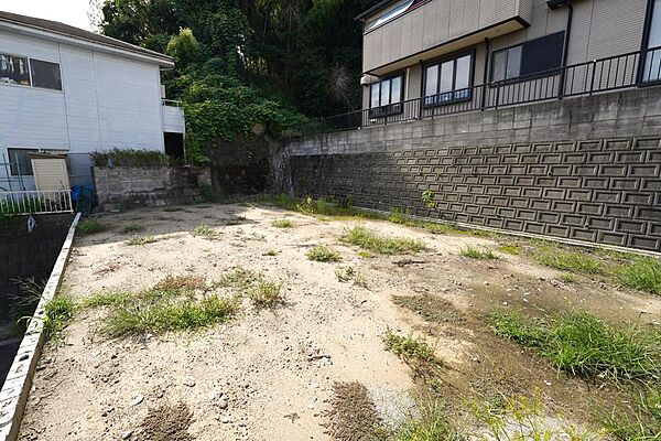 建物がないため敷地境界や日当たりを直接確認可能。実際の陽当りや開放感を現地でお確かめいただけます。