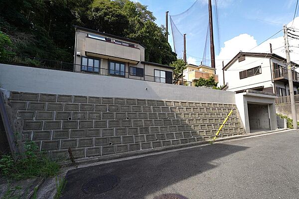 道路からの目線が届きにくくプライバシーを確保。開放感と居心地の良さを両立した高台敷地です。
