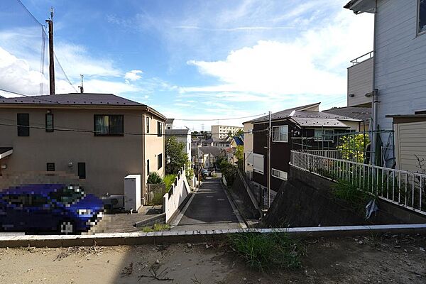 南側道路に面し、前面に遮るものがなく視界が広がります。陽光と心地よい風を感じられるロケーション。
