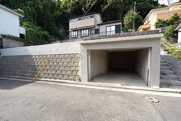 通り抜け車両が少ない落ち着いた前面道路。車の入出庫がスムーズに行え、静かな住環境が保たれます。
