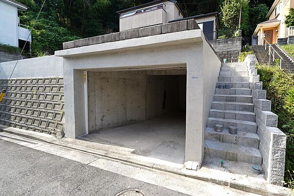 雨や紫外線から愛車の劣化を防ぐ地下車庫。車庫上の敷地を居室やお庭として有効活用できるのも魅力です。