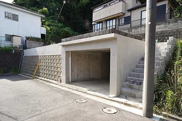 大切な愛車を雨風から守る既存地下車庫付き。敷地空間を有効活用し、お庭や居住スペースを広く確保。
