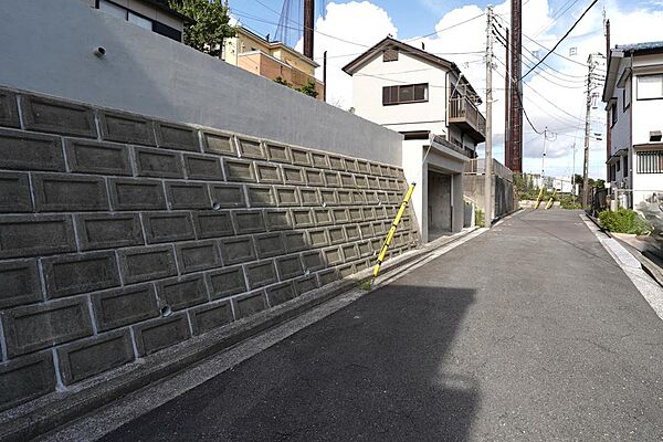 主に居住者が利用する生活道路に面した立地。車通りが少なく、小さなお子様のいるご家庭も安心です。