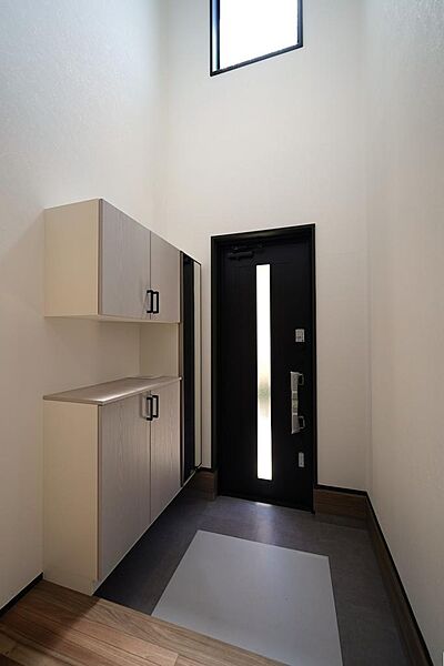 吹抜けがもたらす開放感が魅力の玄関ホール。上下方向への広がりのある空間で、心地よい毎日を彩ります。