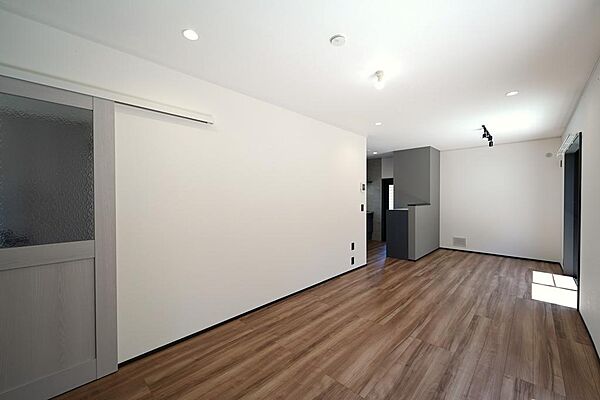 すっきりとした形状で家具配置がスムーズなLDK。愛用の家具が映える、こだわりのお部屋づくりを楽しめます。