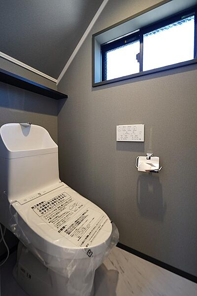 1階と2階の2カ所にトイレを配置。自然換気が行える窓付きで衛生面も快適、ご家族でスムーズに使えます。