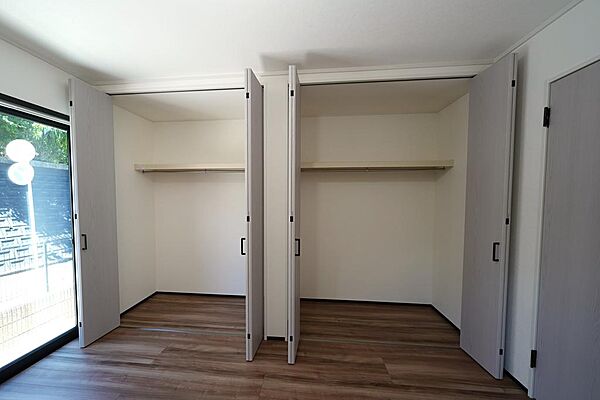2箇所のクローゼットを備えた1階洋室。ご夫婦での使い分けや季節物の整理にも役立つ豊富な収納機能です。