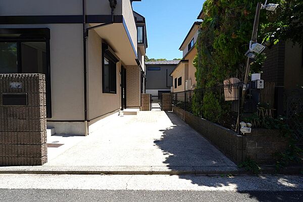 カースペース背後にお庭を配置。バイクや自転車の駐輪スペースとしてもスムーズにご利用いただけます。