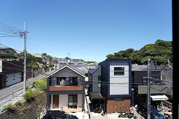 北側隣地より高い位置にあり、心地よい風と空間の広がりを実感。窮屈感のない開放的な住環境が魅力です。