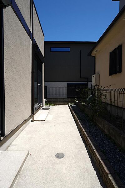 嬉しいお庭スペース付きの住まい。ガーデニングを楽しんだり、自転車やバイクの置き場としても活用できます。